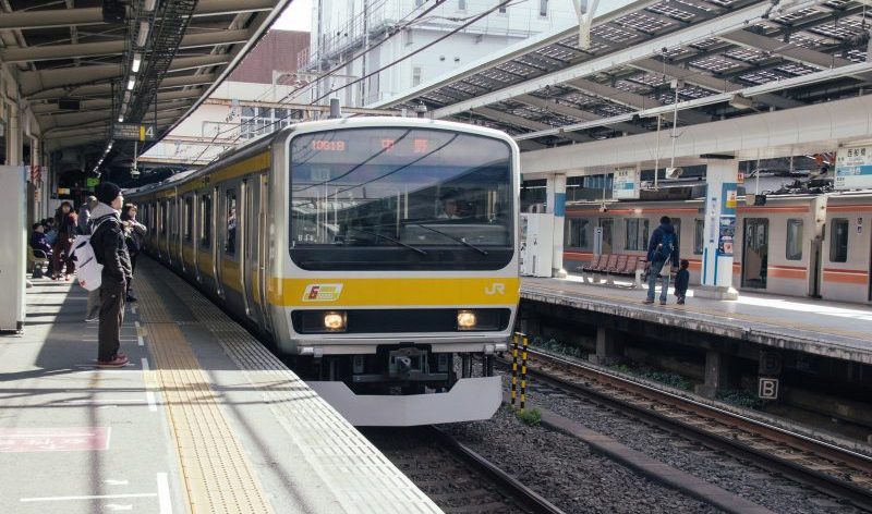 停車中の総武線中野行