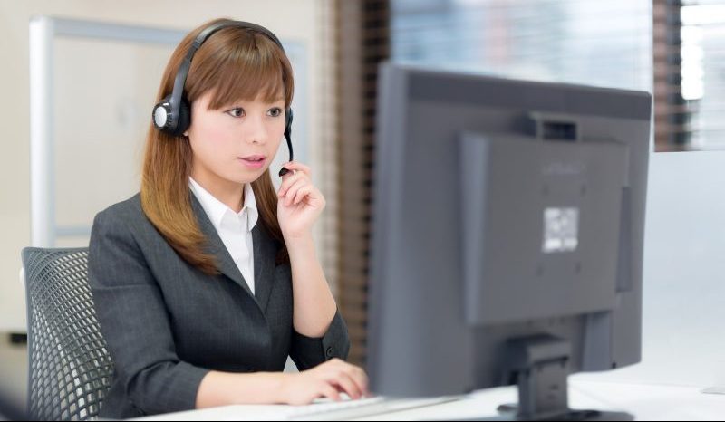 コールセンターで対応中